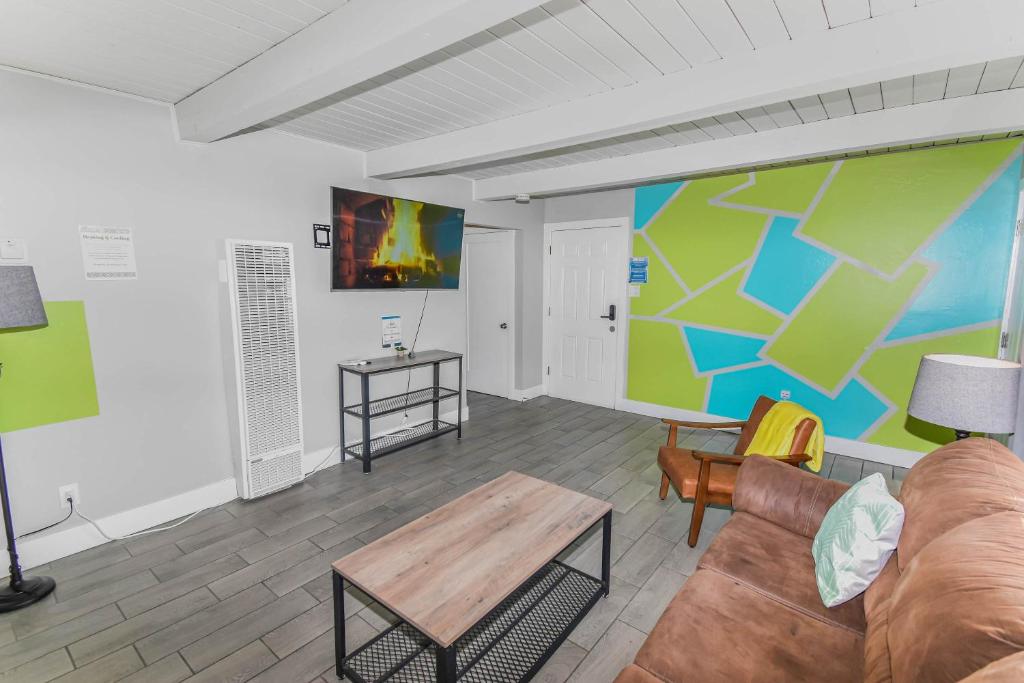 Reno Upper Unit with King Bed & Pull-Out Couch, Reno