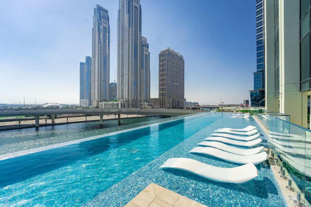 FAM Living Contemporary 2BR Oasis Waterfront Comfort Close to Downtown, Dubaj