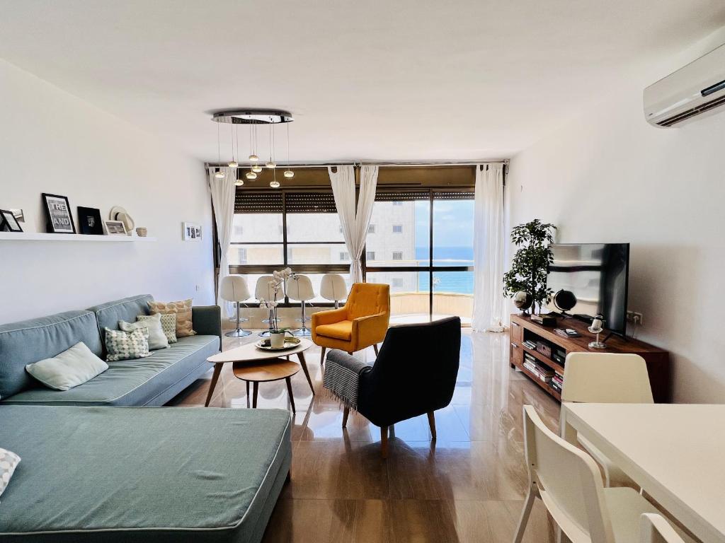 Elegant Apt with Balcony & Sea View by FeelHome, Netanja