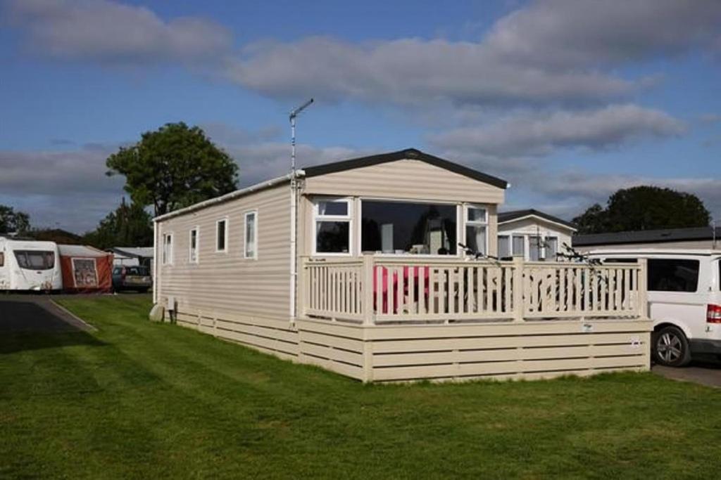 Caravan With Decking At Ashbourne Heights Holiday Park Ref 66025Tv, Ashbourne