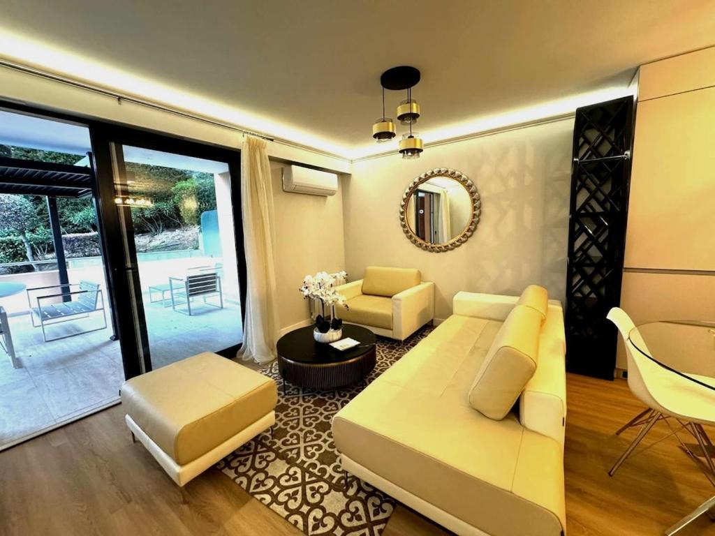 Stylish flat 1BR with terrace, park & pool, Roquebrune-Cap-Martin