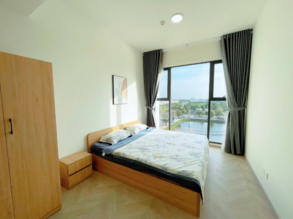 Green, Cool Lumiere 2BR Apartment in Vinhomes Grand Park, Gò Công