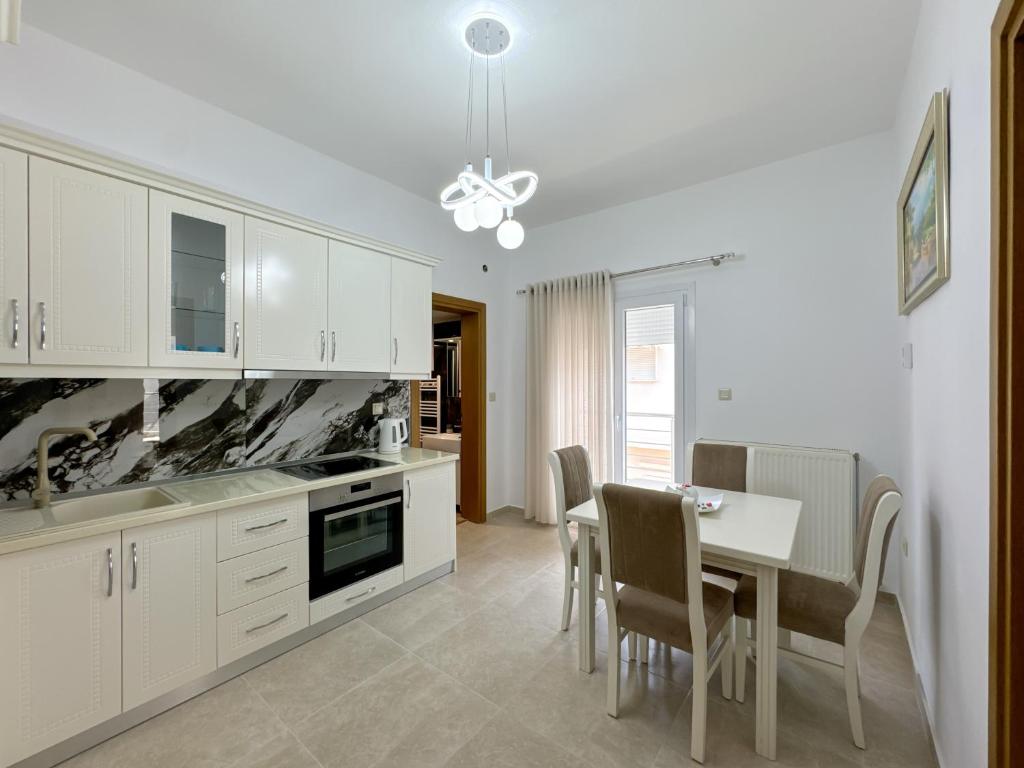 Empire Apartment 3, Néa Michanióna