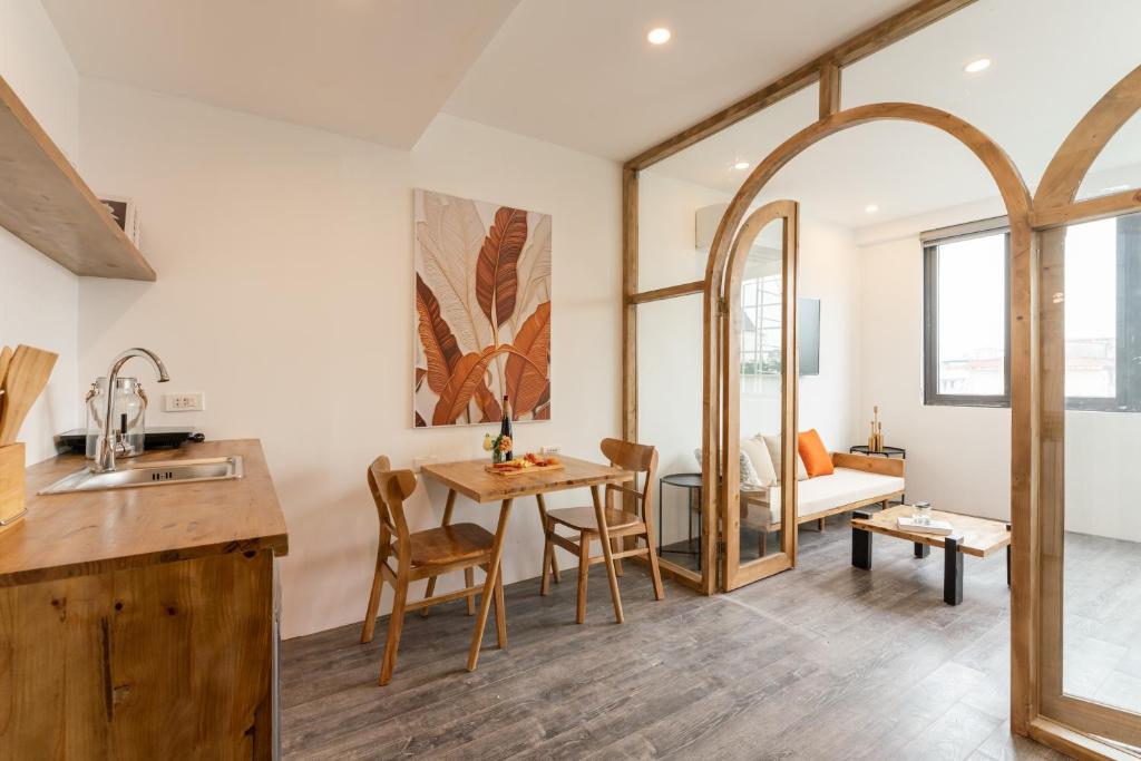 Train Street View- Amber-Touched &#038; Private Self-check-in Apartment