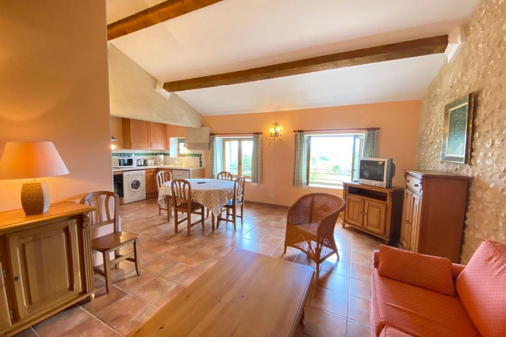 04B8 Beautiful T3 in the heart of lavender - pool, Brunet