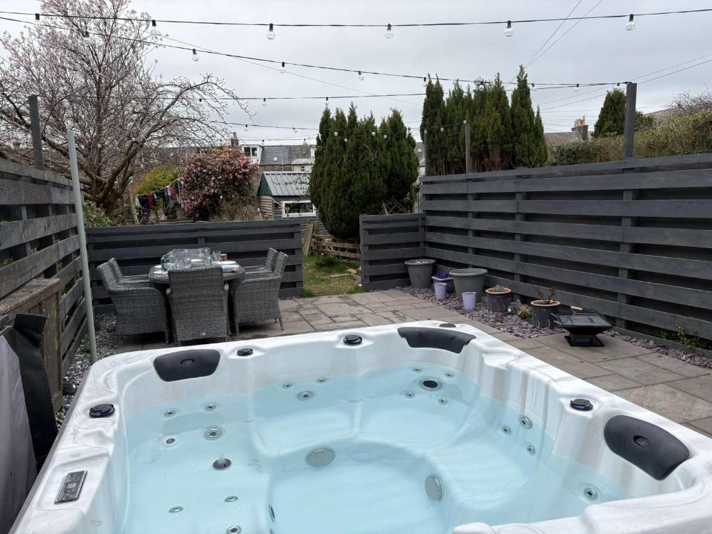 Modern cottage with hot tub, Kirkcudbright