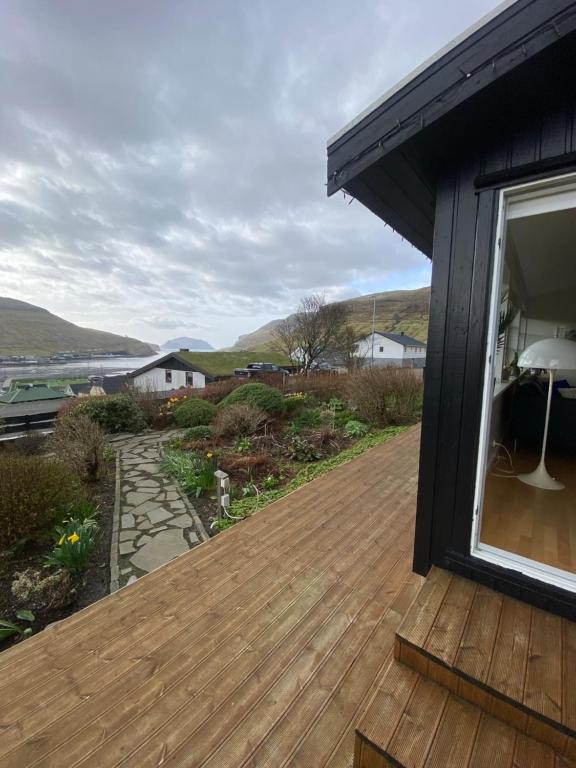 Cosy house with stunning view, Sørvágur