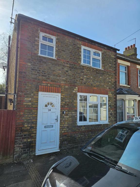 Headmasters Hollow, Watford West Station