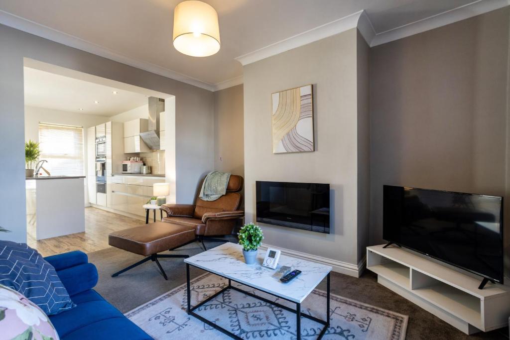 Central 4 Bedroom House by Brookland Stays, Cheltenham photo 2