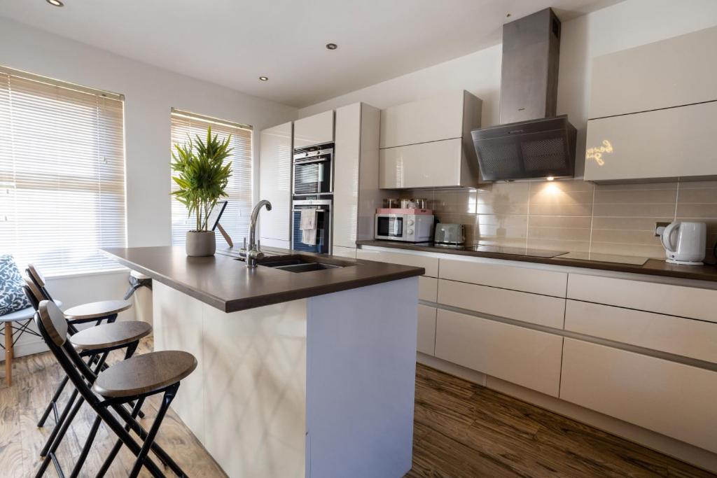 Central 4 Bedroom House by Brookland Stays, Cheltenham photo 5