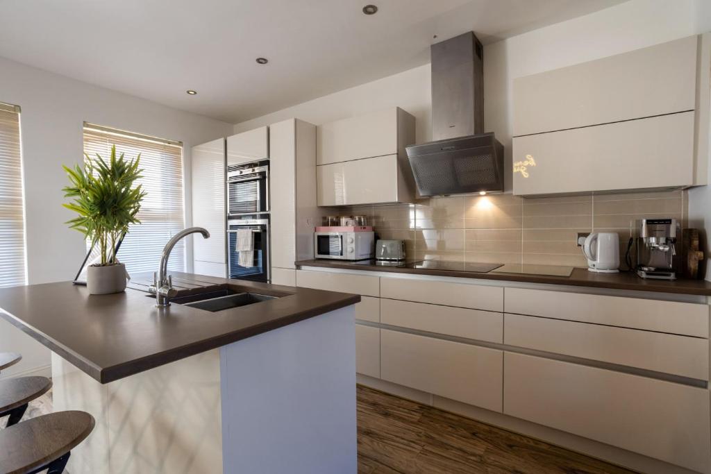 Central 4 Bedroom House by Brookland Stays, Cheltenham photo 6