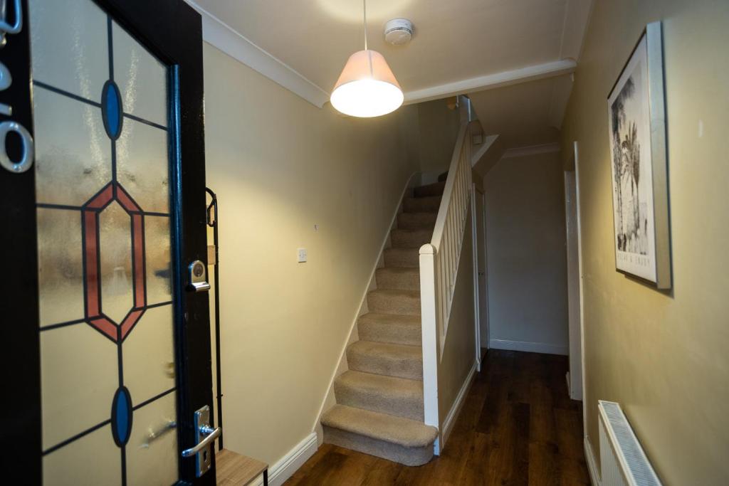 Central 4 Bedroom House by Brookland Stays, Cheltenham photo 3