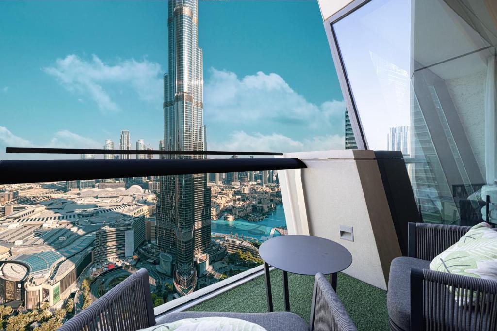 4BR Luxury Apartment with Burj Khalifa View and Direct Dubai Mall Access - Pool and PS5 Included, Dubai