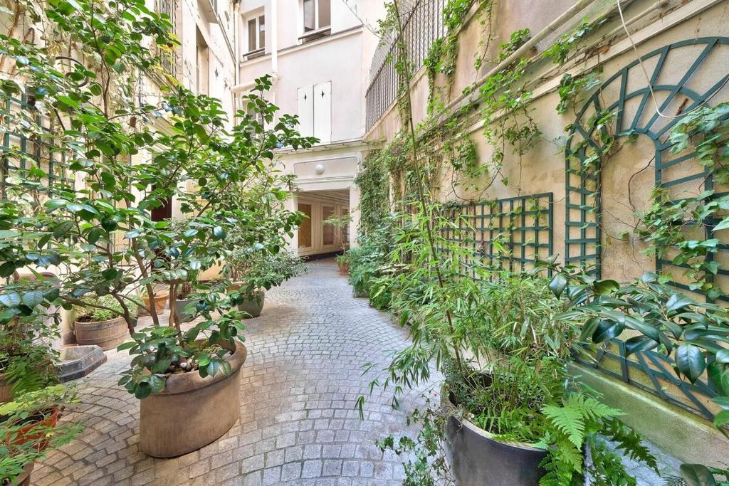 Paris City Centre, St Lazare Station, Métro, Théâtre Mogador, Casino de Paris, Trianon, Moulin Rouge, Sacré Coeur, Galeries Lafayette, From 1 to 4 guests - 3