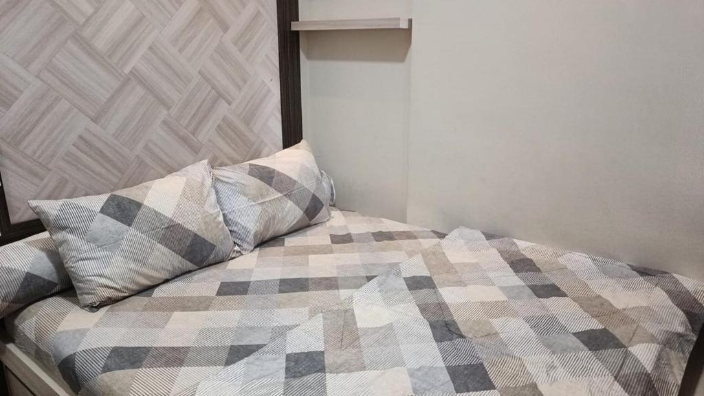 Ruby Apartment #32, Kejayan