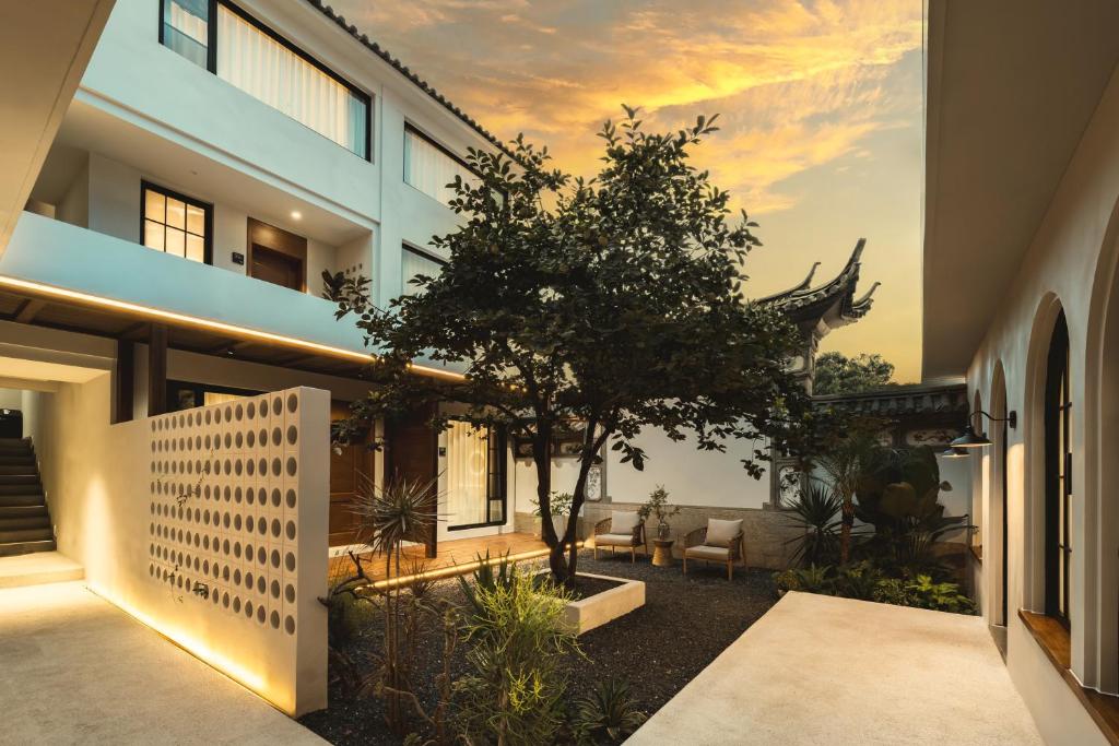 Garden, Dali Mu Yun Inn in Dali