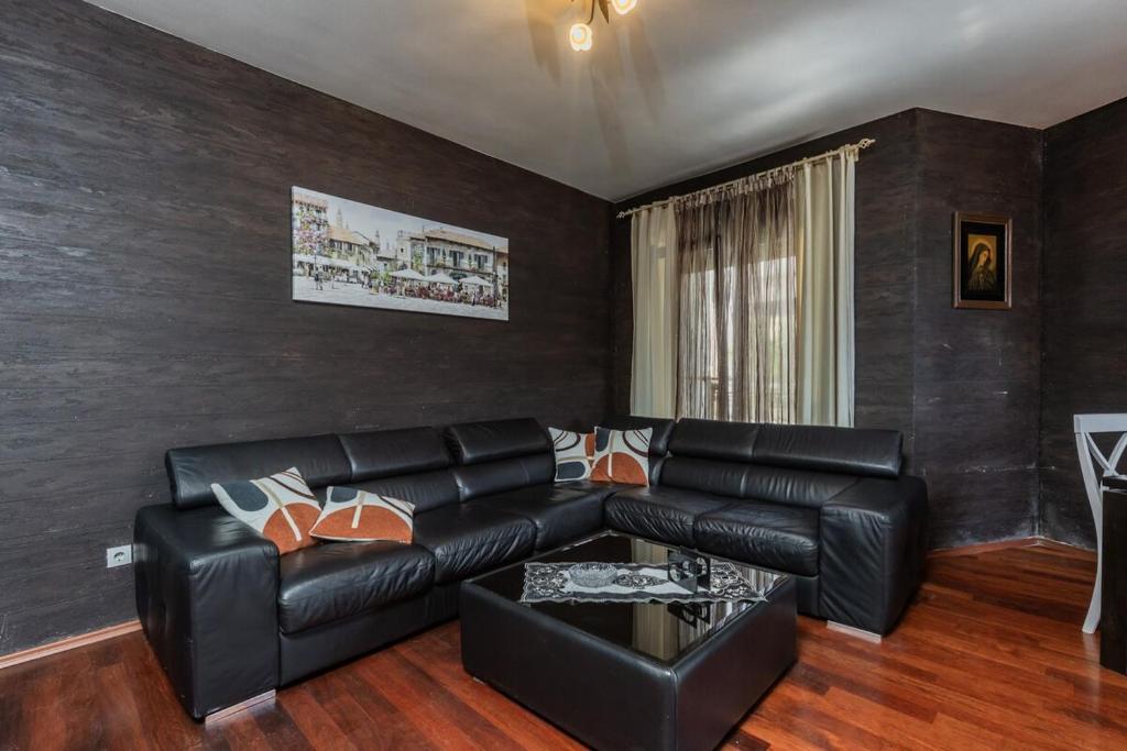 3BR Apartment with Free Pool and Parking Dobrota, Kotor