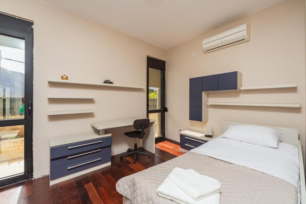 3BR Apartment with Free Pool and Parking Dobrota - 2