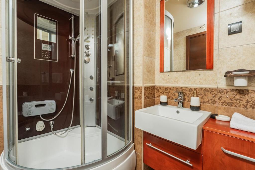 3BR Apartment with Free Pool and Parking Dobrota - 4