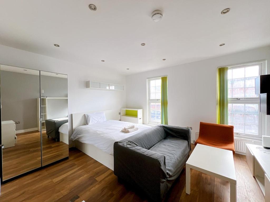 Cosy Studio with Convenient Access to Town Center Pass the Keys, Reading