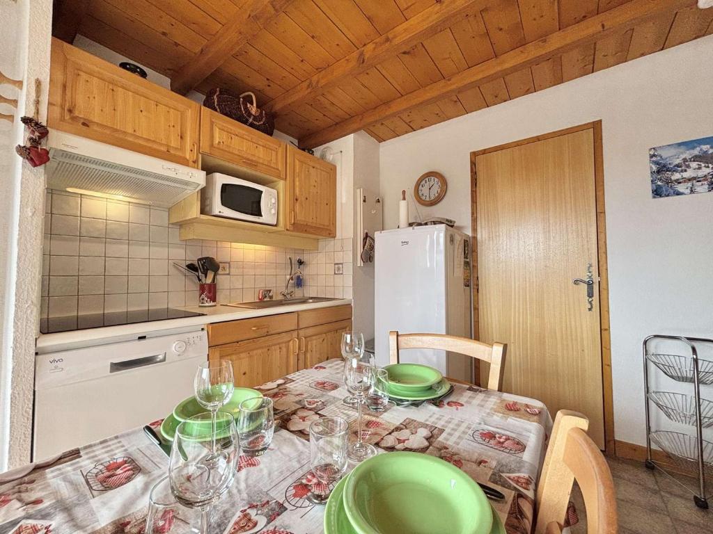 Appartement au pied des pistes avec terrasse, parking privé, casier à skis, proche commerces - 2