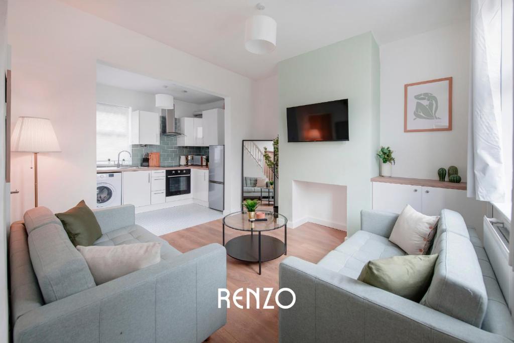 Inviting and Warm 3-bed Home in Derby by Renzo, Sleeps 6, Perfect for Contractors!, Derby