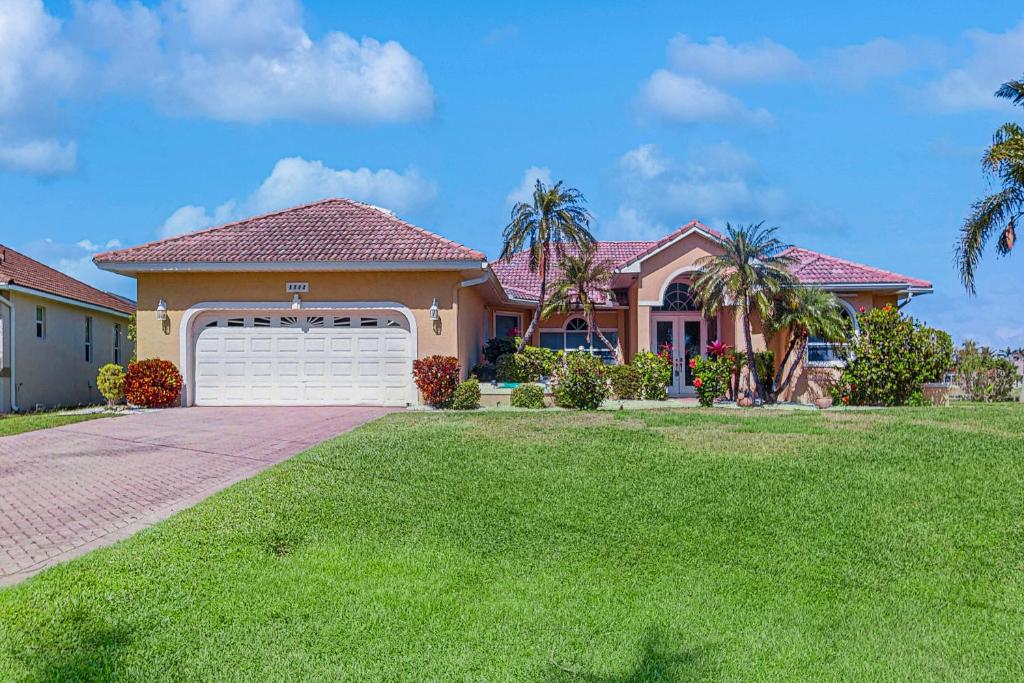 Coral Cascade, Cape Coral