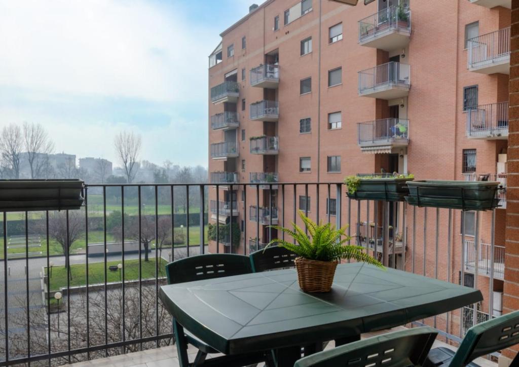 Metropolitan Home Gonin - 2