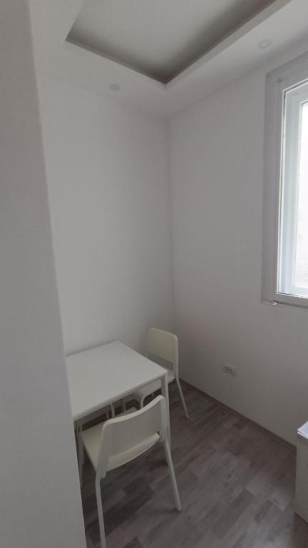 White Apartment Slavija - 5