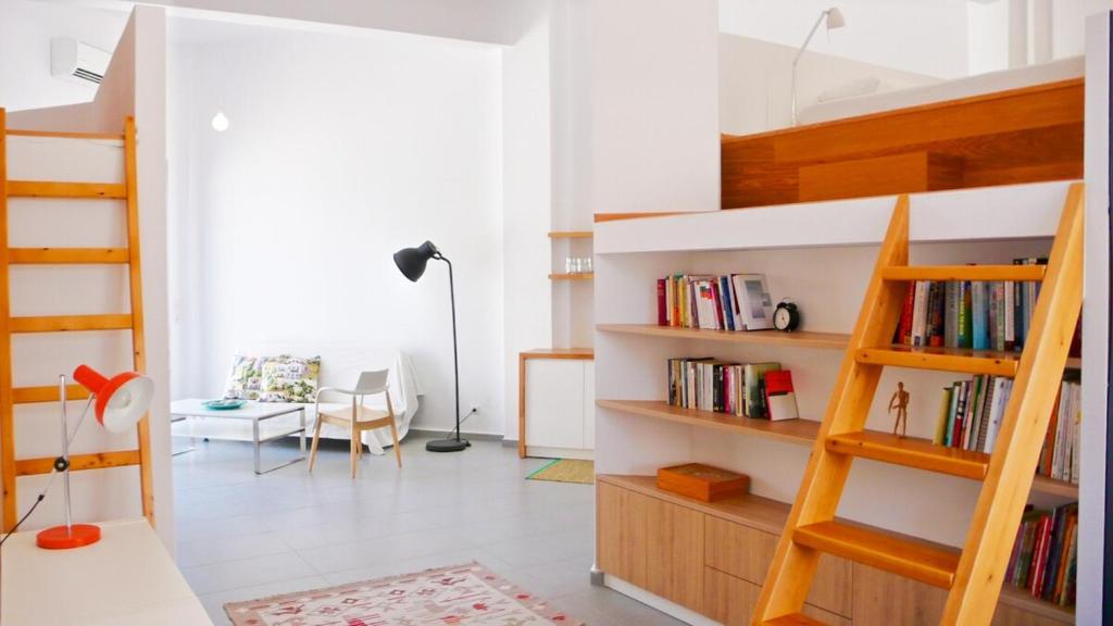Charming Bright & Airy Loft Studio!, Ierápetra
