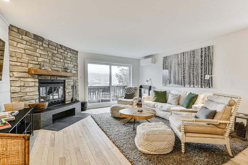 Charming Condo with Mont Tremblant and Lake Views, Mont-Tremblant