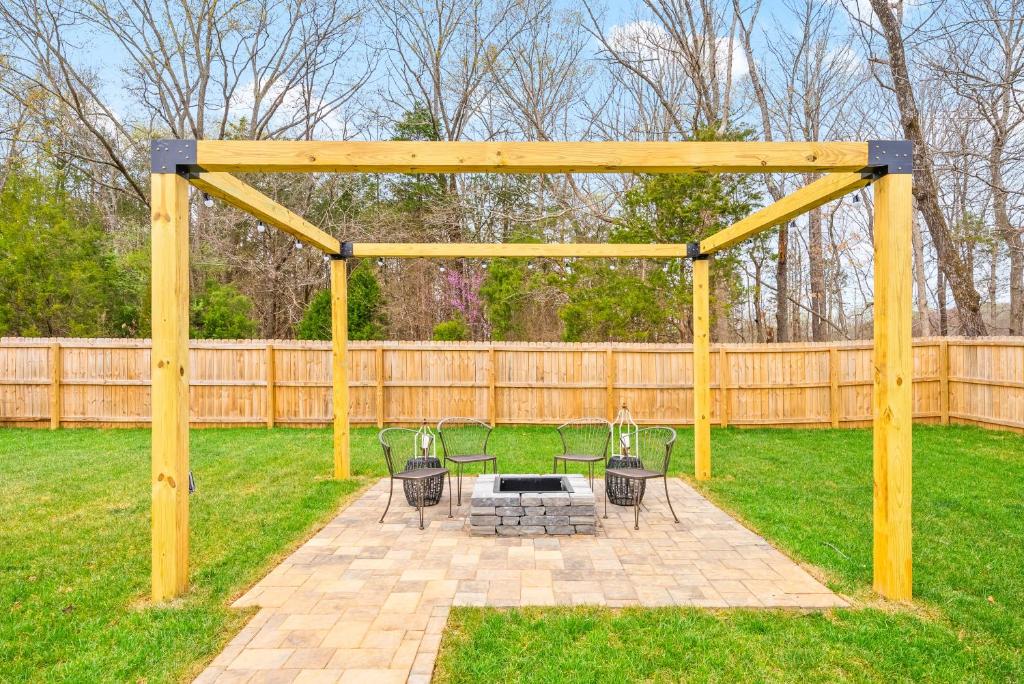 John's Place (1365 Isaiah Drive), Oak Grove