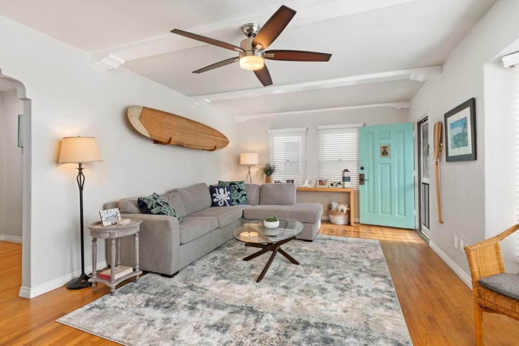 Charming Cottage with Parking, Bikes, Walk to Sand, San Diego