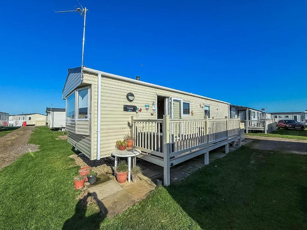 Lovely 6 Berth Caravan With Decking To The Side In Heacham Ref 21040E, Heacham