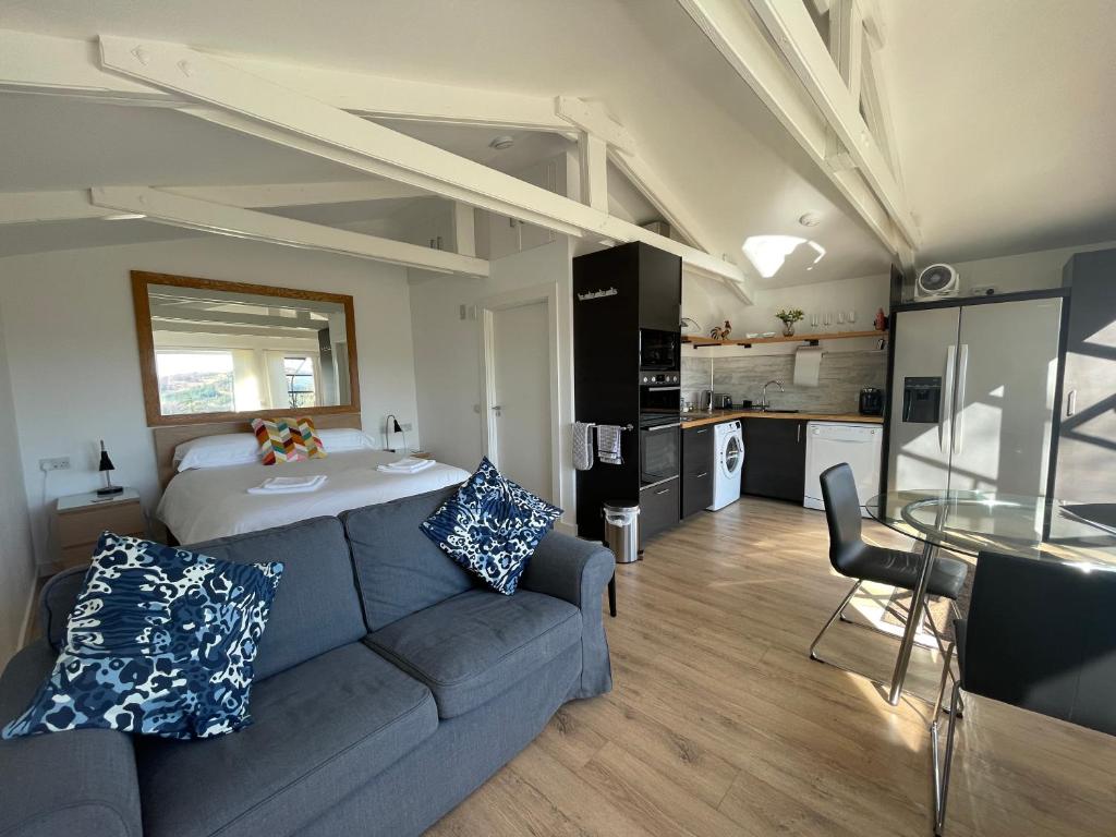 Spacious lodge with king sized bed, Inveraray