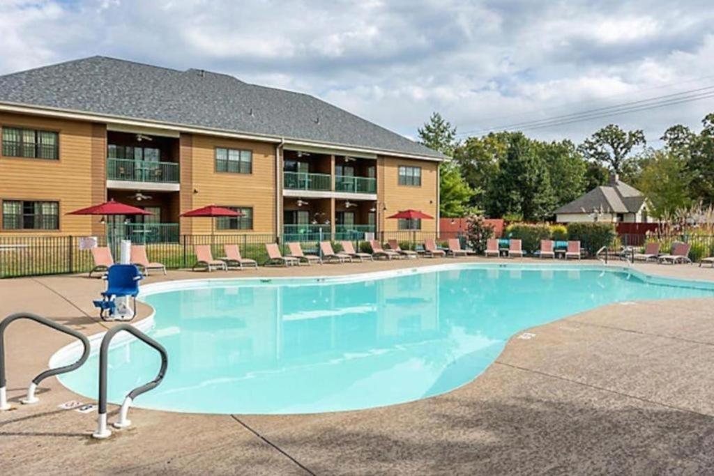 Studio Apt in Branson with great resort setting including pools and playground, Branson