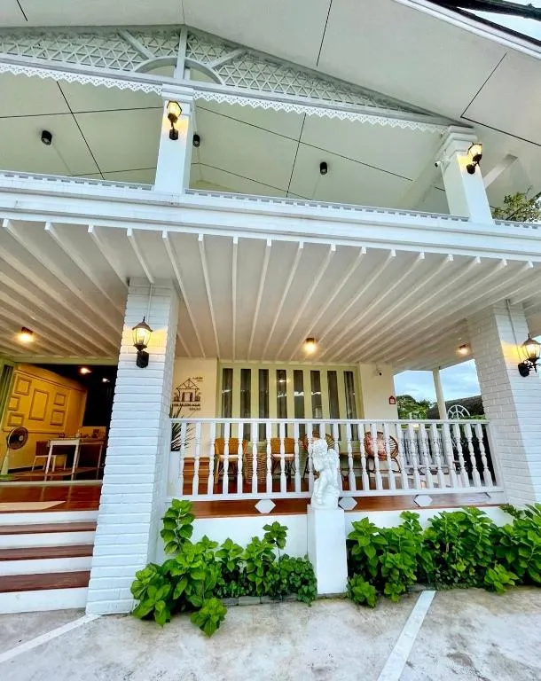 Zane Balcony House Ranong Hotel เซน บัลโคนี่ เฮ้าส์ ระนอง, hotel v destinaci Ban Lum Than