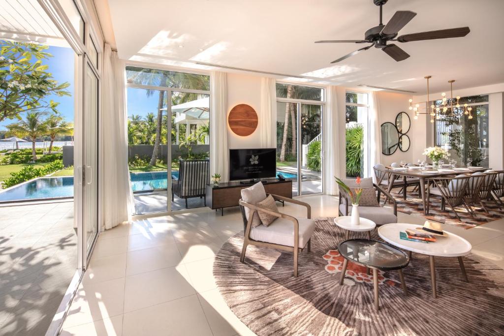 Shared lounge/TV area