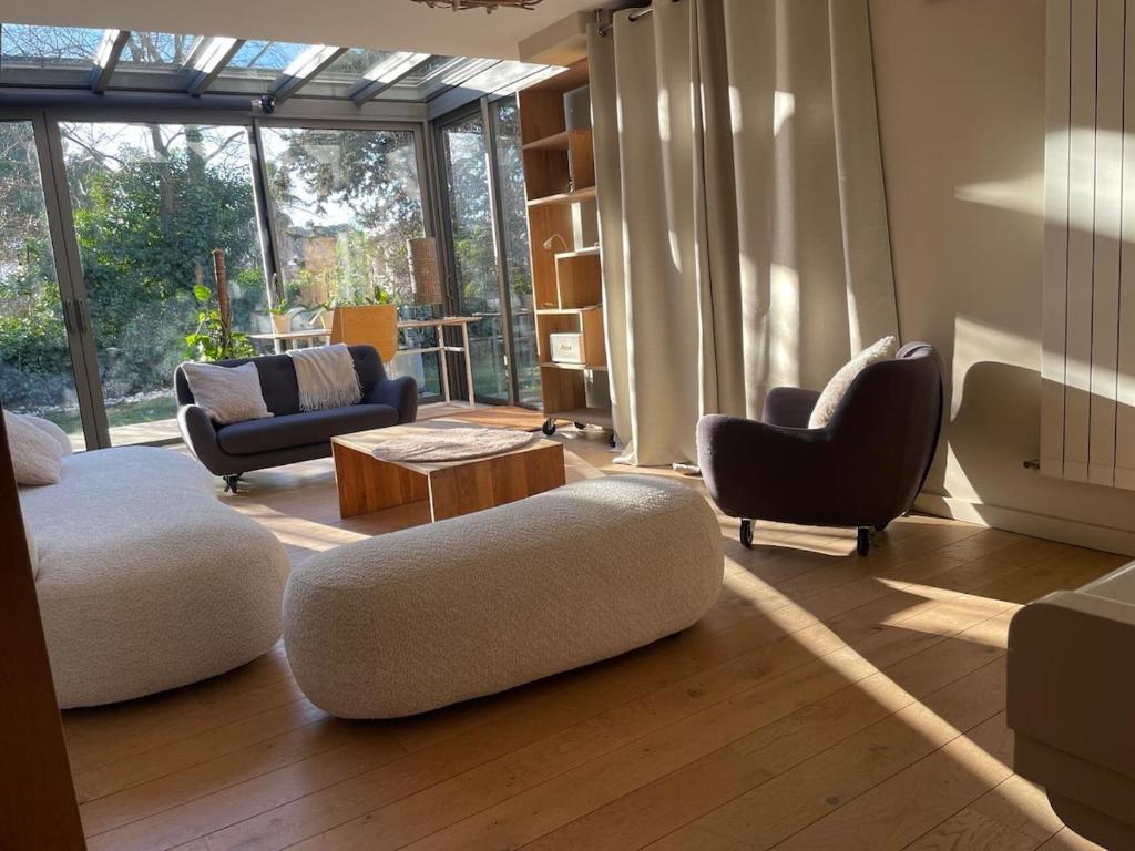 Glass and wood designer villa with garden in centertown - 1