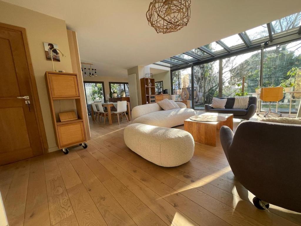 Glass and wood designer villa with garden in centertown - 3