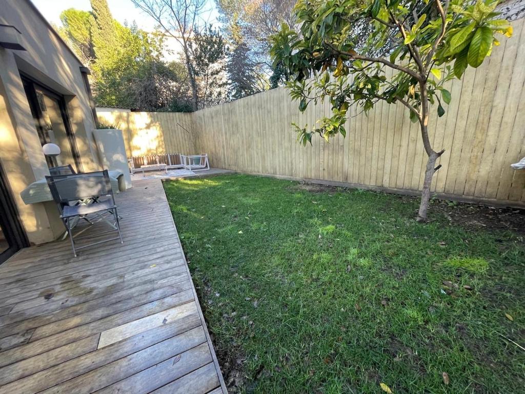 Glass and wood designer villa with garden in centertown - 4