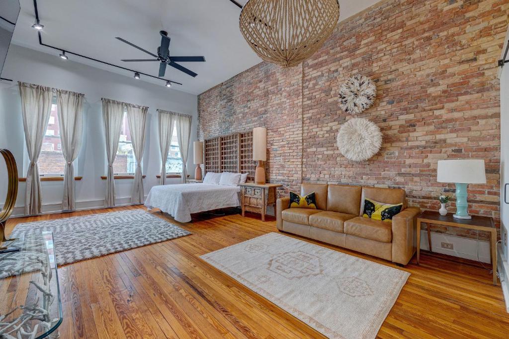 Luxe 220, Unit 4 - Penthouse with Spa Bath & Soaking Tub, Wilmington