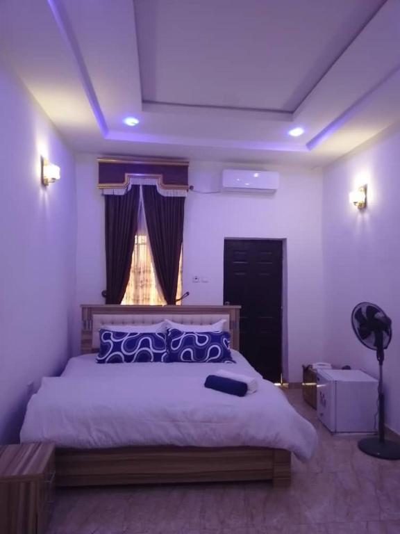 Seductively, Abudža