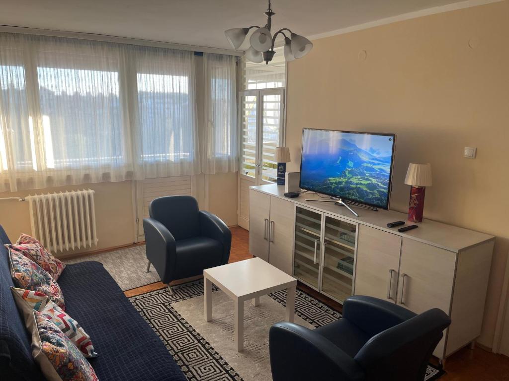 Comfort & Style Panoramic Urban Retreat 2 - 3
