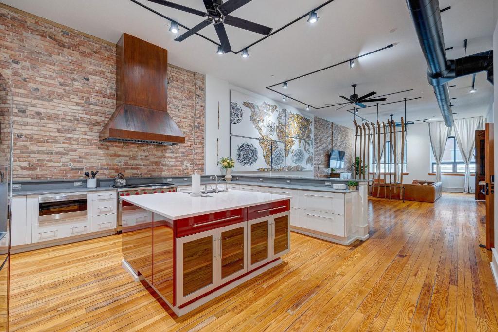 Luxe 220, Unit 7 - Entire Penthouse Property - sleeps 20, Wilmington