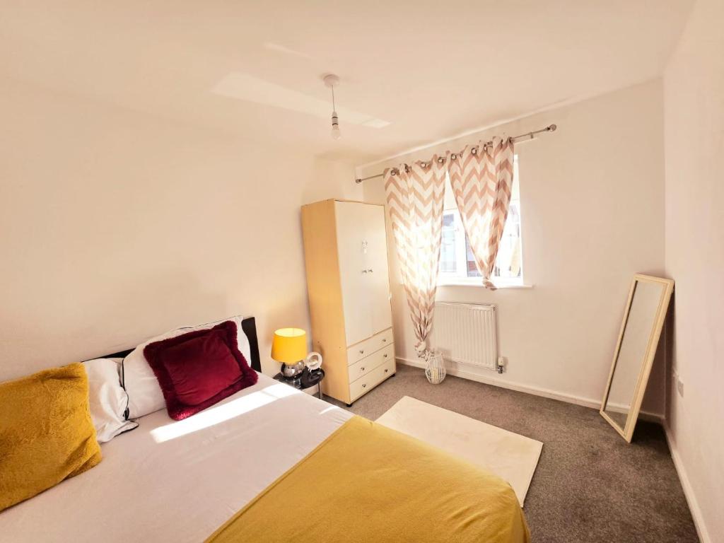 Charming Room, shared house, Oldham