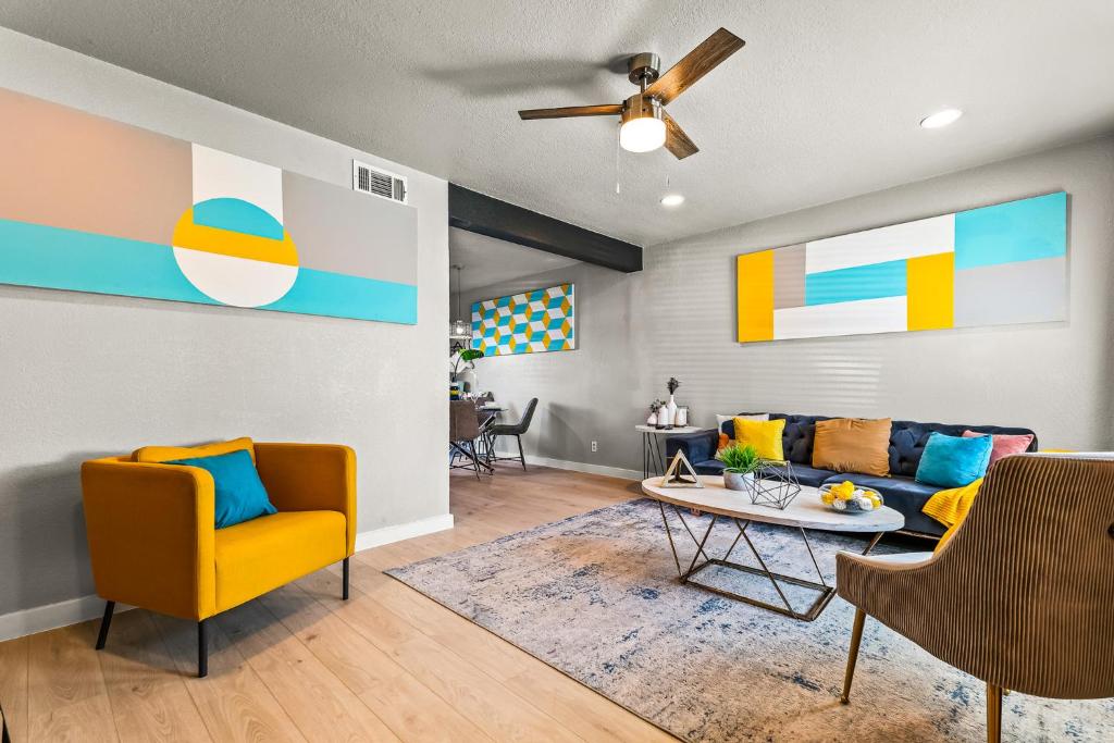 Stylish & Comfy Downtown Gem Irving Parking, Irving