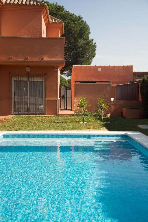 Chalet con piscina y vistas a campo de golf - 3