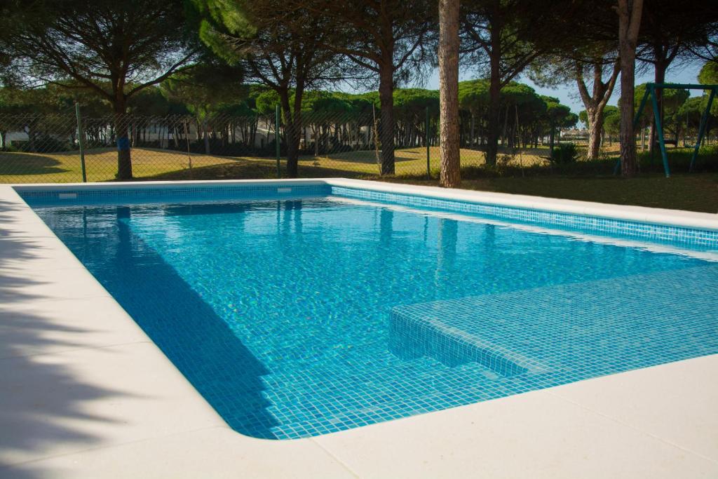Chalet con piscina y vistas a campo de golf - 2