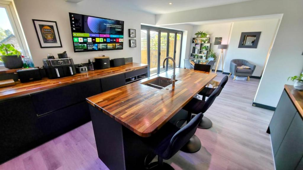 Stylish, Modern Cardiff Home, Perfect for Groups and Families, Cardiff